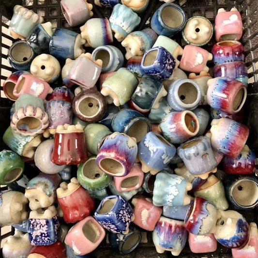 Mini vasos de flores fofos de cores e formas aleatórias