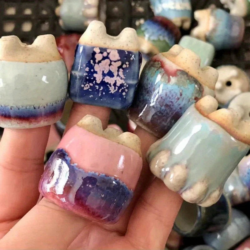 Mini vasos de flores fofos de cores e formas aleatórias