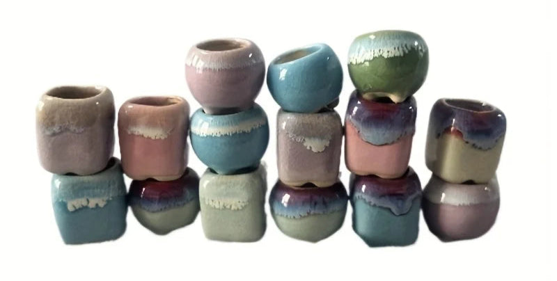 Mini vasos de flores fofos de cores e formas aleatórias